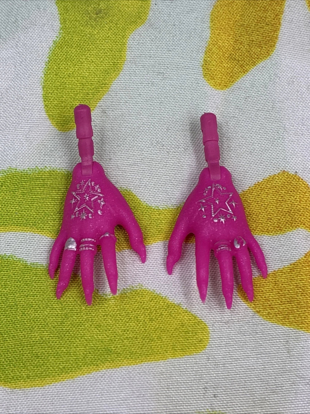 Monster High G3 Catty Noir Hauntlywood Mysteries Doll Pair Of Pink Hands Only