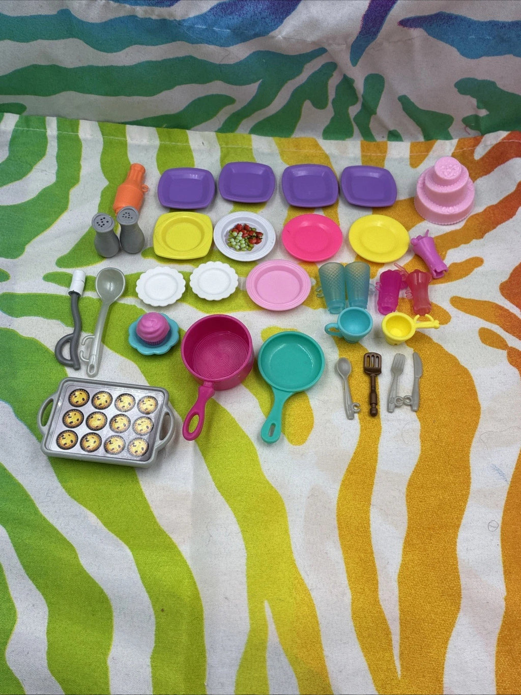 Barbie Doll Kitchenware 32 Piece Lot Plates Cups Cake Pot Food Pan Utensils