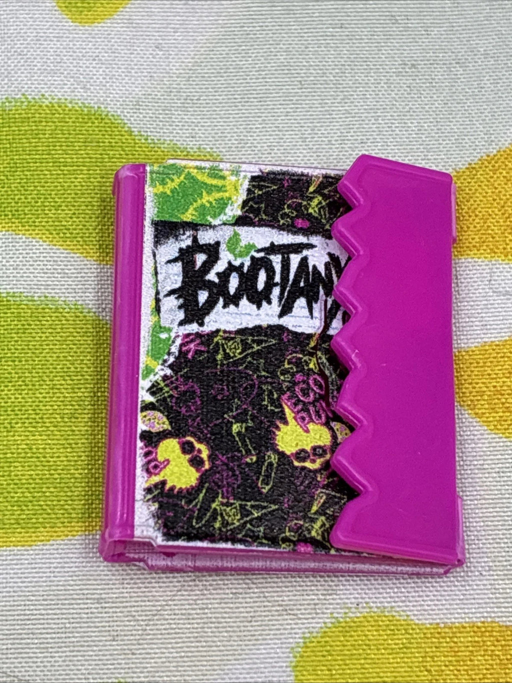 Monster High G3 Venus McFlytrap Core Doll Accessory Bootany Trapper Keeper Only