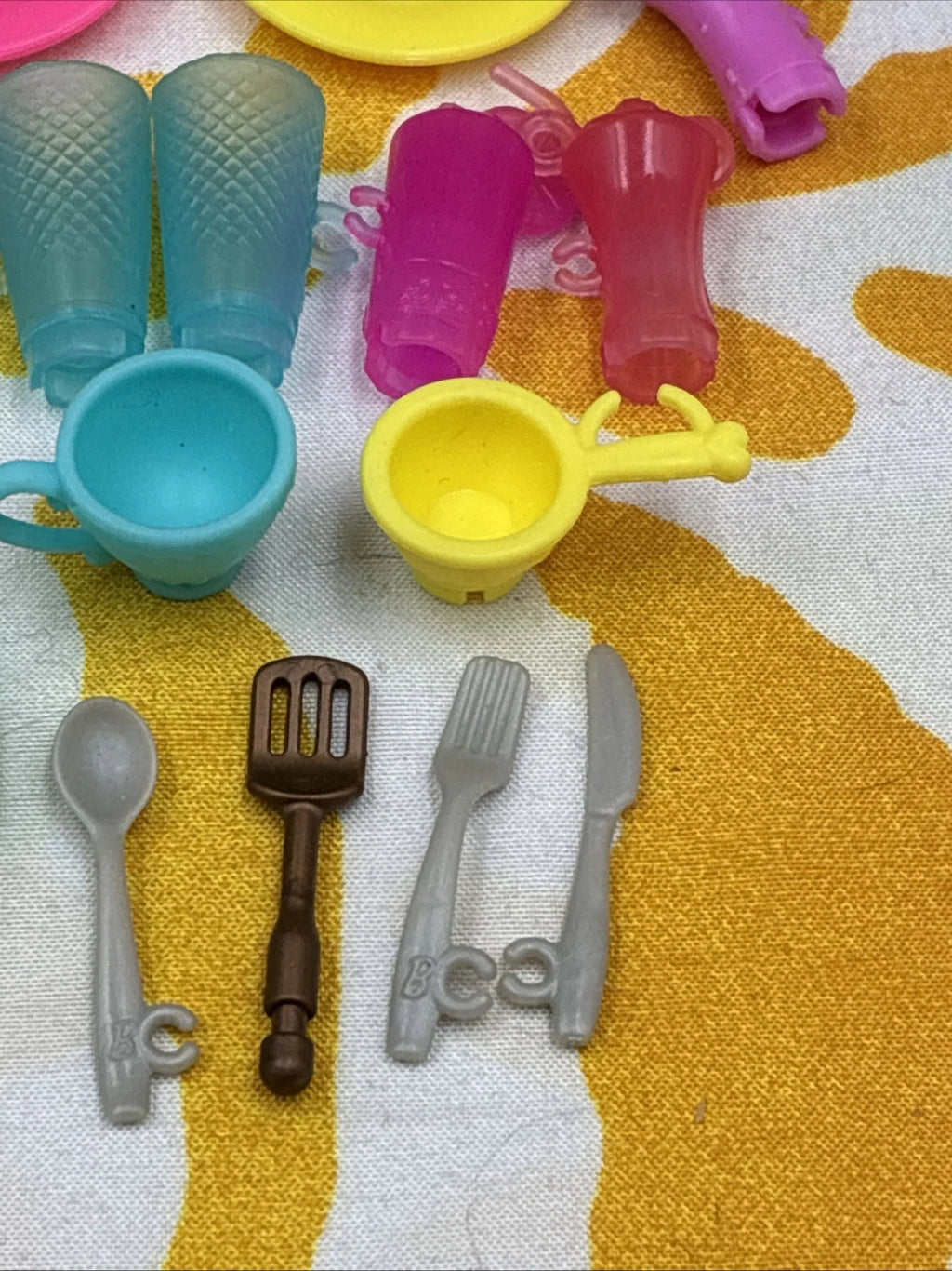 Barbie Doll Kitchenware 32 Piece Lot Plates Cups Cake Pot Food Pan Utensils