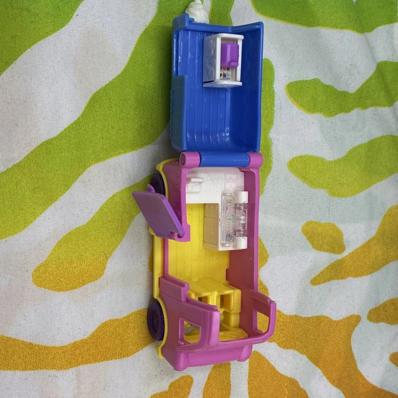 Polly Pocket Pollyville Ice Cream Truck W/ Doll & Table 2018