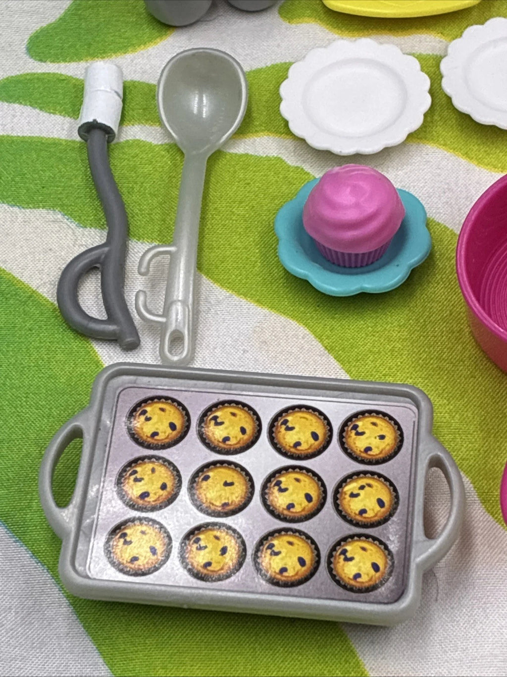 Barbie Doll Kitchenware 32 Piece Lot Plates Cups Cake Pot Food Pan Utensils